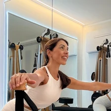 Laura Lojo, fondatrice di Art Pilates, sorridente durante una lezione di Gyrotonic®